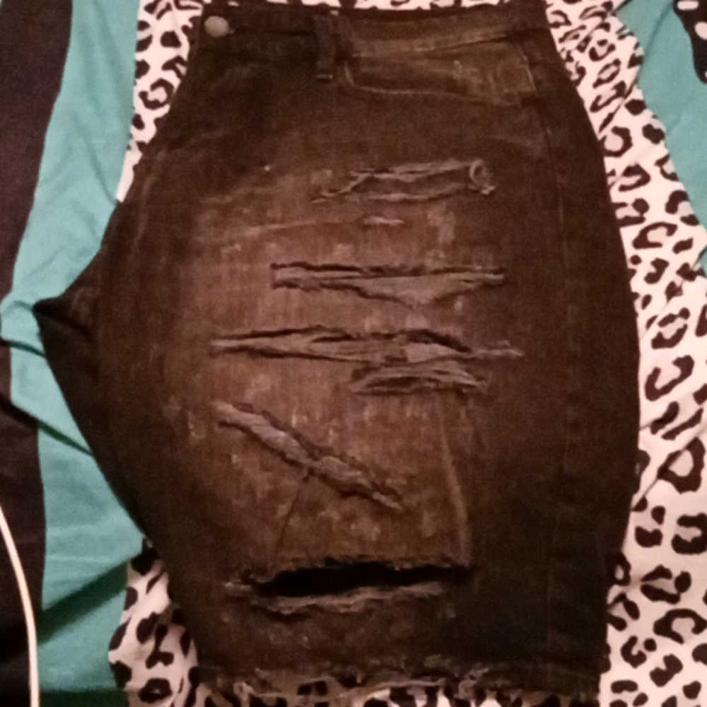 Gently used 3x black jeans shorts 🔥🔥 very distressed prestine condition ty